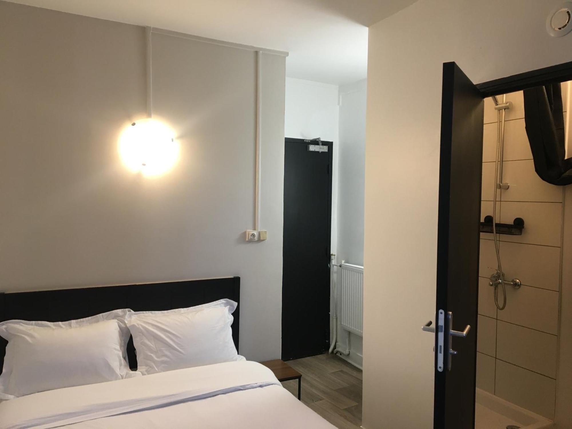 Le Saint Ouen Hotel *